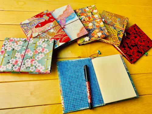 Creiamo un quaderno personalizzato con la carta giapponese Yuzen Creiamo un quaderno personalizzato con la carta giapponese Yuzen