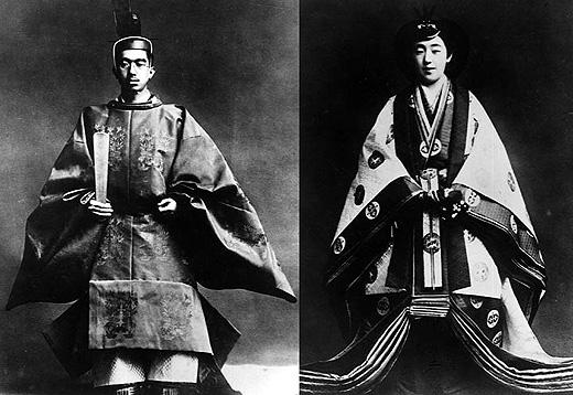 昭和天皇と皇后の即位式（１９２６年）：天皇は束帯を、皇后は十二単を着ている。